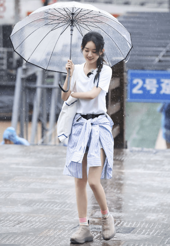 杨幂|谁给赵丽颖勇气穿马丁靴？生图下腿粗到没法看，模仿杨幂却无身材