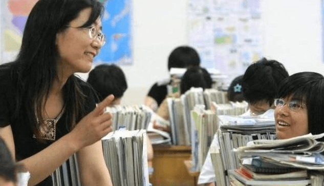 原创家长送班主任名牌丝巾后，娃依旧不受“关照”，了解原因妈妈很懵
