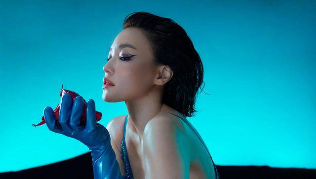 原创舒淇可塑性太强，穿人鱼裙美得像蓝色妖姬，超模气质别人都学不来