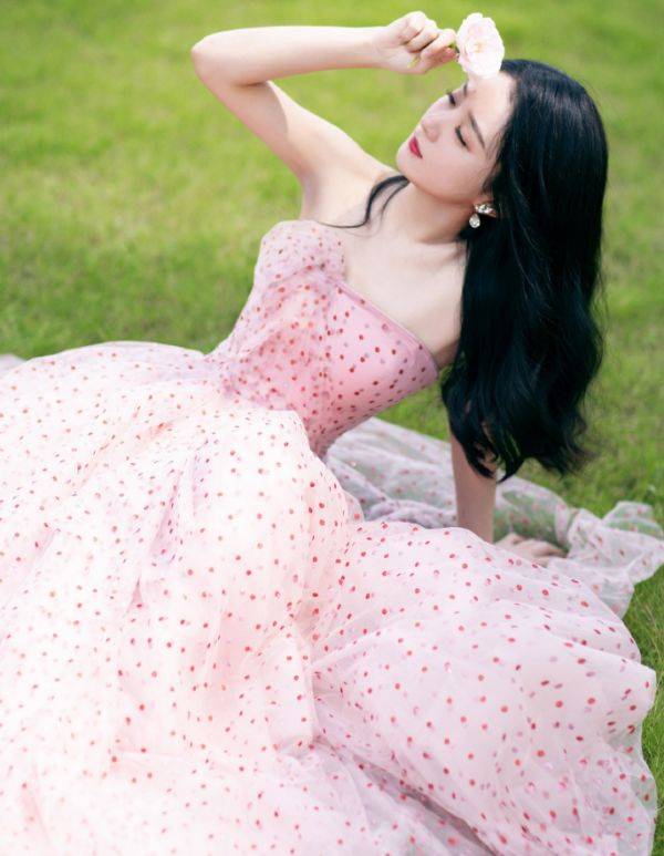 杨幂|谁给赵丽颖勇气穿马丁靴？生图下腿粗到没法看，模仿杨幂却无身材