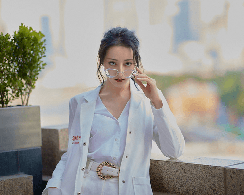 西装|女明星穿纯白西装,赵粤变潇洒美男子,看到热巴:私人订制!