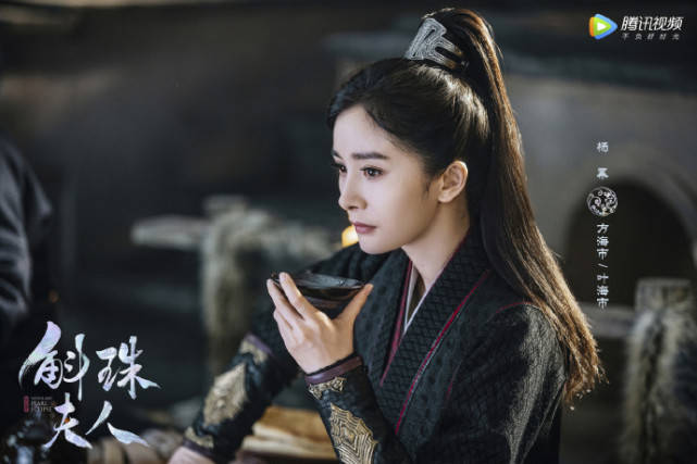 被曝同居试婚后，杨幂频晒片场照超敬业，魏大