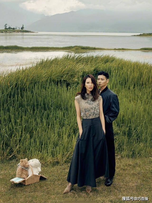 蔡少芬|蔡少芬张晋湿地大片曝光，情侣配色穿搭恩爱加倍，网友：被秀一脸