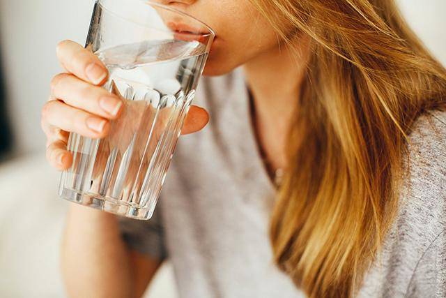 孕期喝水有讲究，喝对了，不仅有利于胎儿发育，还可以让羊水清澈