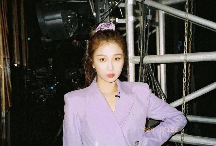 拜虞书|拜虞书欣所赐,这4款复古发饰全火了,戚薇郑爽戴上后嫩回18岁