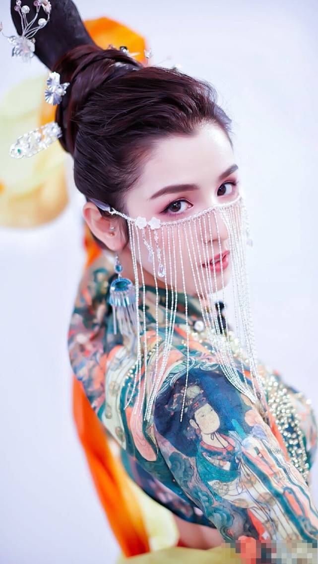 作品|原创《玉楼春》中哈妮克孜，清雅素净比平时更加美，网友感叹仙女下凡