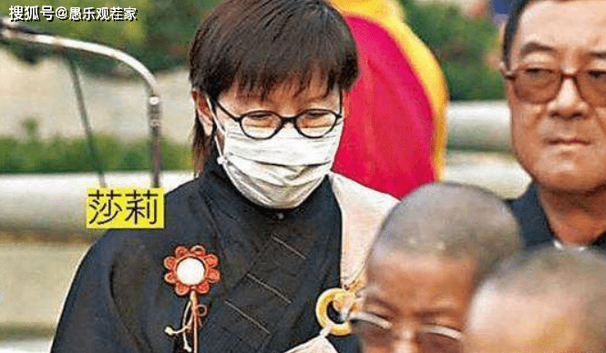 70岁谭咏麟被偶遇,身边无保镖助理随行,亲和力十足没架子