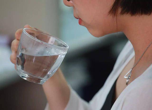 孕期喝水有讲究，喝对了，不仅有利于胎儿发育，还可以让羊水清澈