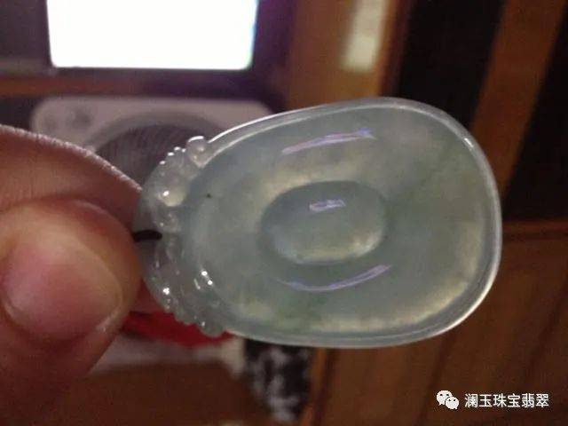棉絮这些,接下来就是看内部的杂质,很多翡翠表面看着很干净,一打灯