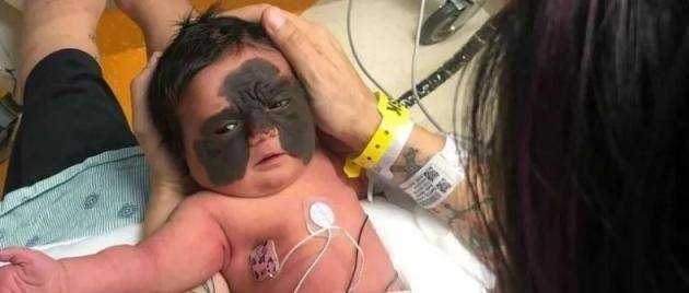“蝙蝠脸”娃娃火了，夫妻为配合女儿戴蝙蝠侠面具，像极了一家人