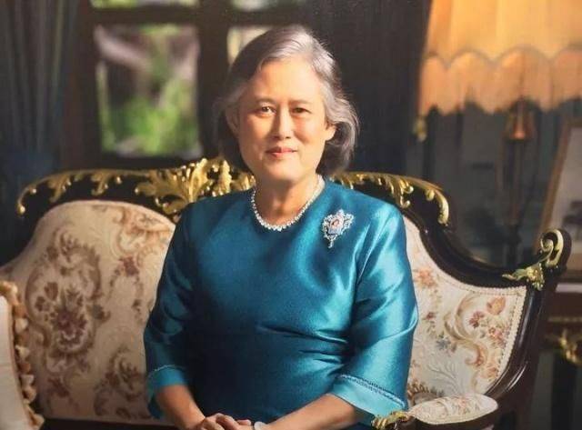 一身|泰国诗琳通公主瘦了！穿一身薄荷绿肚腩没了，被王后排挤都很大度