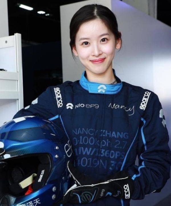 排场|章泽天风波后大蜕变！参加上流聚会显排场，站边缘仍美成C位