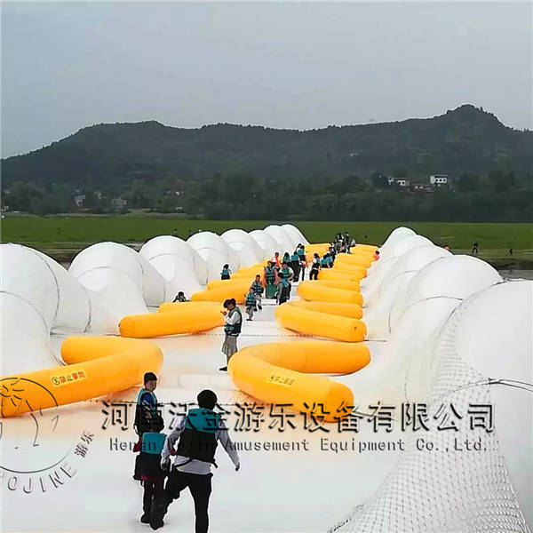 蹦蹦桥除了游乐外,这座蹦床桥带给人们的感觉更多的则是惊险和好玩!