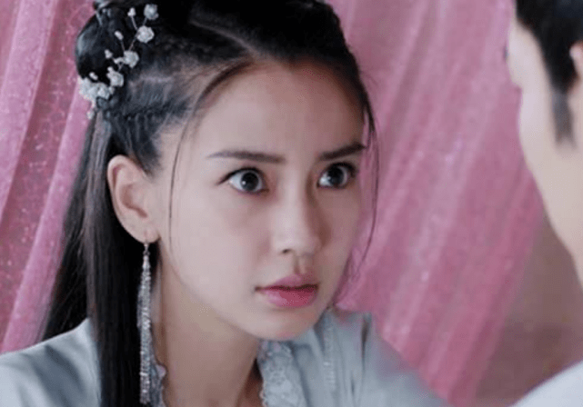 baby哭戏登热搜榜首，“微笑唇”阻碍了她的演技