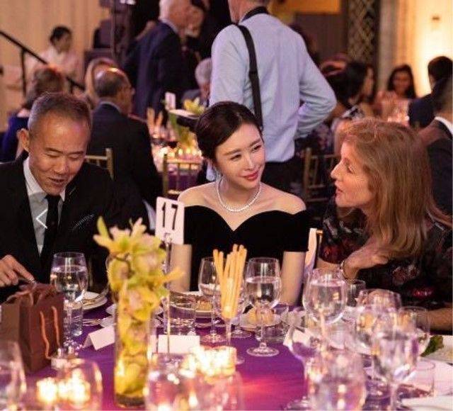 王石|王石带娇妻聚餐，穿黑色礼裙装贵妇，但贵族气质是装不出来的！