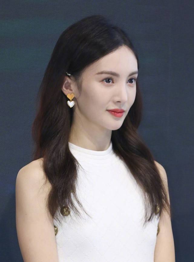 郑希怡|金晨郑希怡齐现身！39岁郑希怡穿白西装霸气有型，不输小9岁金晨