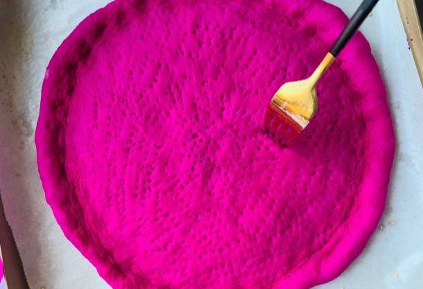 培根|好看又好吃创意满分!用火龙果榨汁做的玫红色披萨