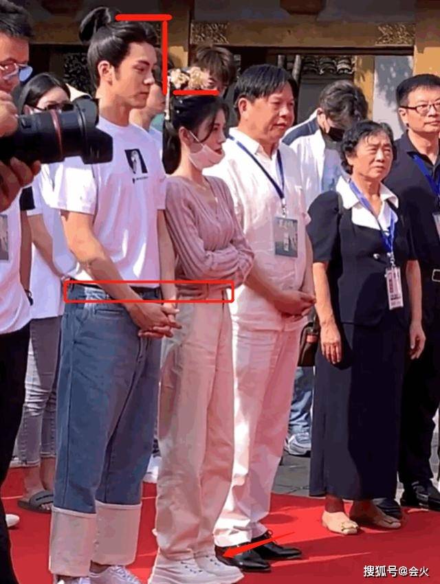 慕南枝|原创鞠婧祎片场照似路人，皮肤白到令人瞠目，网友：面粉涂了几层？