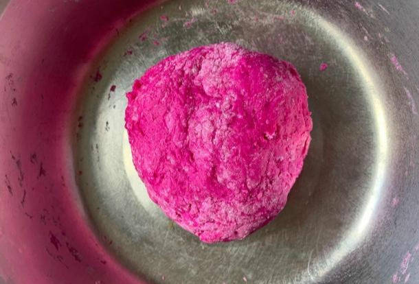 培根|好看又好吃创意满分!用火龙果榨汁做的玫红色披萨