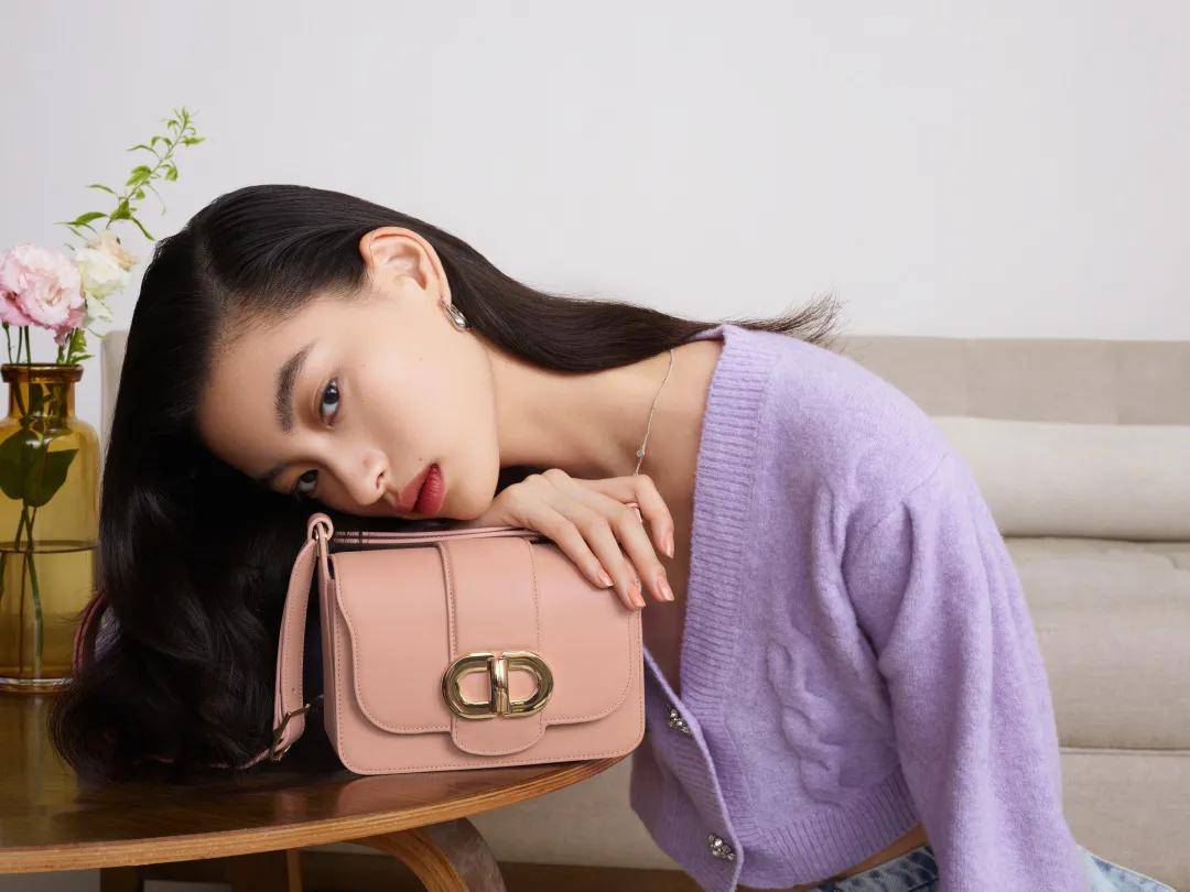 红色|七夕送礼指南| 情人节不知如何送礼？快收下这份秘籍给爱情升温吧～