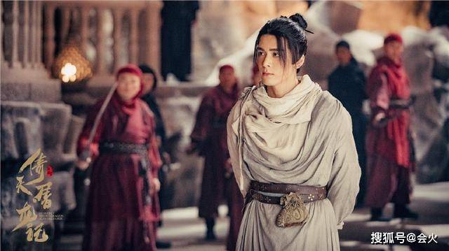 慕南枝|原创鞠婧祎片场照似路人，皮肤白到令人瞠目，网友：面粉涂了几层？