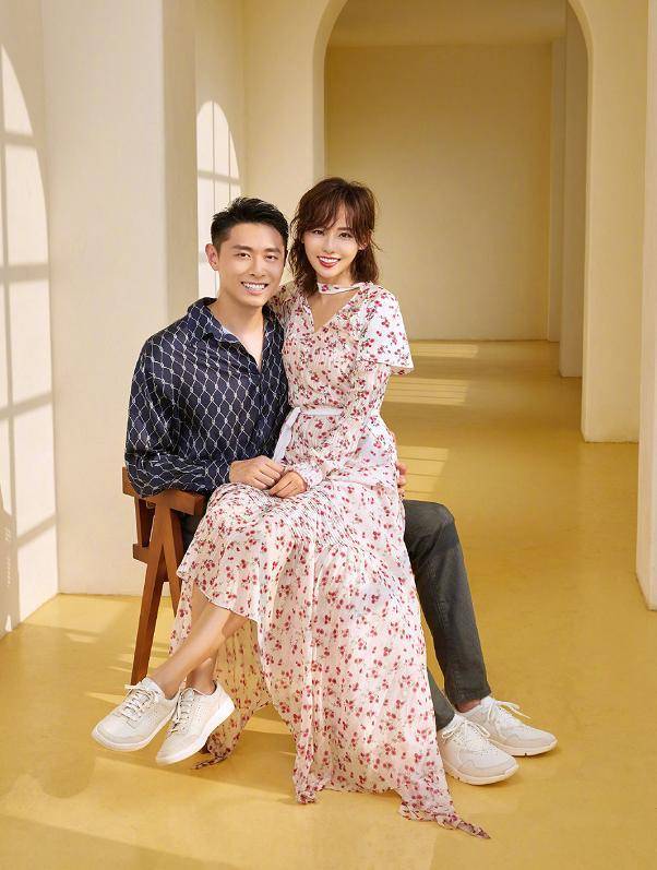 白衣|张嘉倪拍大片太酸了!和富二代老公穿白衣秀恩爱,高颜值夫妇赢了