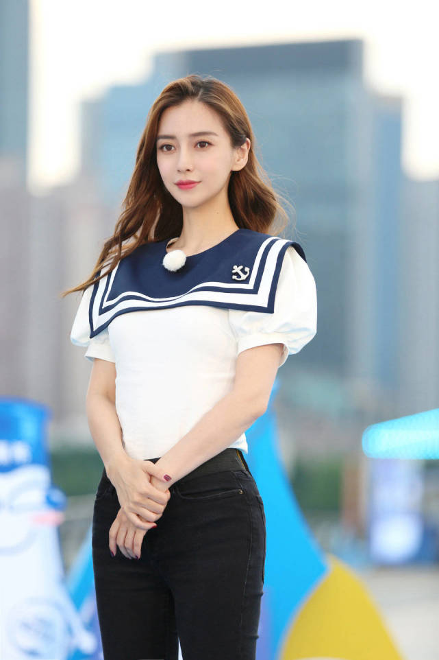 杨颖|原创这样的演技也能夸上热搜？的确有进步，但也难以服众