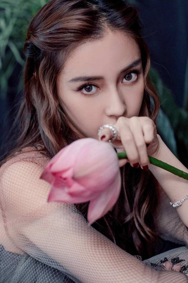 杨颖|原创这样的演技也能夸上热搜？的确有进步，但也难以服众