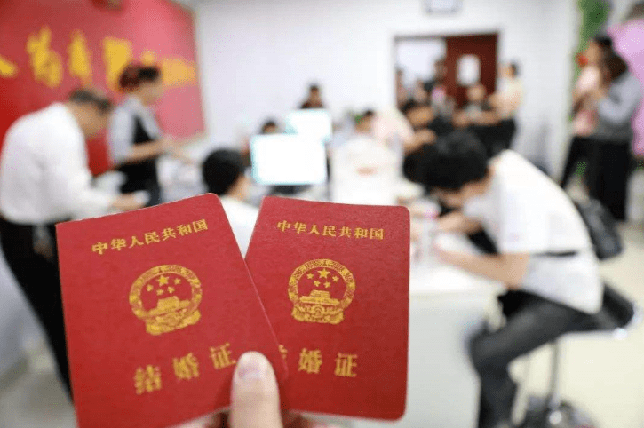 市民政局工作人员告诉记者,以前市民办理婚姻登记业务,只能到双方
