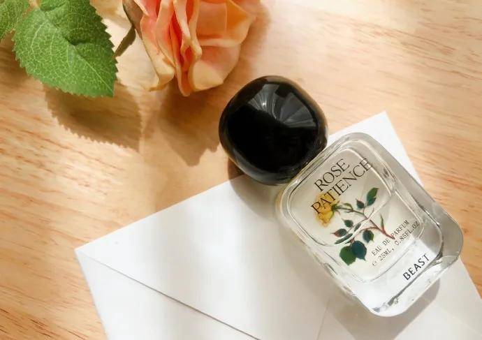 红色|七夕送礼指南| 情人节不知如何送礼？快收下这份秘籍给爱情升温吧～