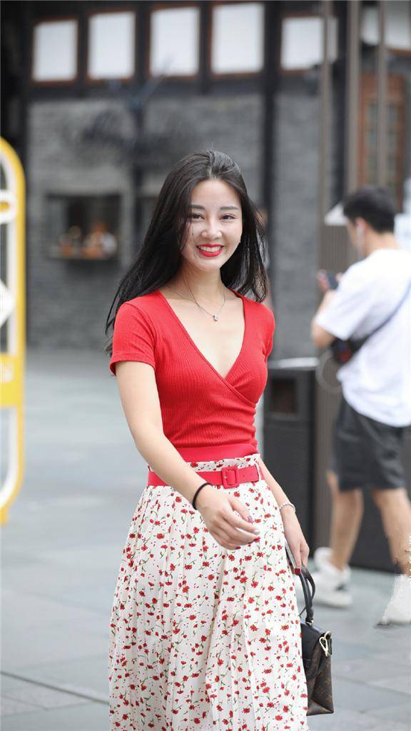 怎么穿才能穿出聚拢的感觉 ef921c0456cc47ffac247358a44adcd2.jpeg