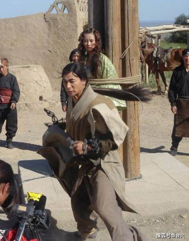 儿子|原创42岁爱戴时隔7年重新露面，模样大变让人不敢认，被质疑整容变脸