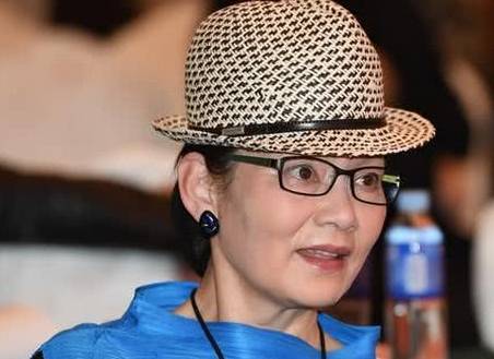 近照|65岁潘虹近照，穿彩裙戴高帽超显时髦范，这才是不老女神的模样