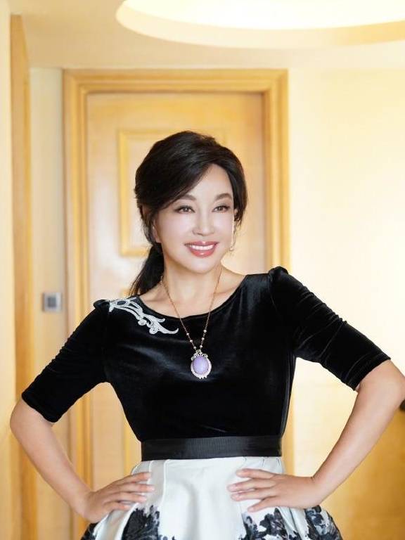 张美照|66岁刘晓庆晒美照像30，换头像心情大好，网友：脸和腿颜色不一样