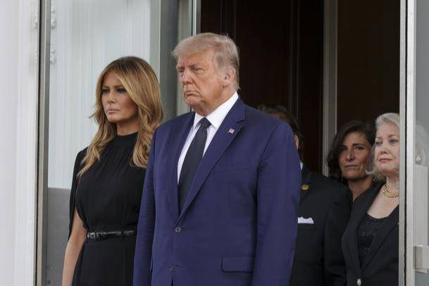 梅拉尼娅|弟弟葬礼特朗普一家送别!梅拉尼娅踩红底鞋,幼子站前排长子靠后