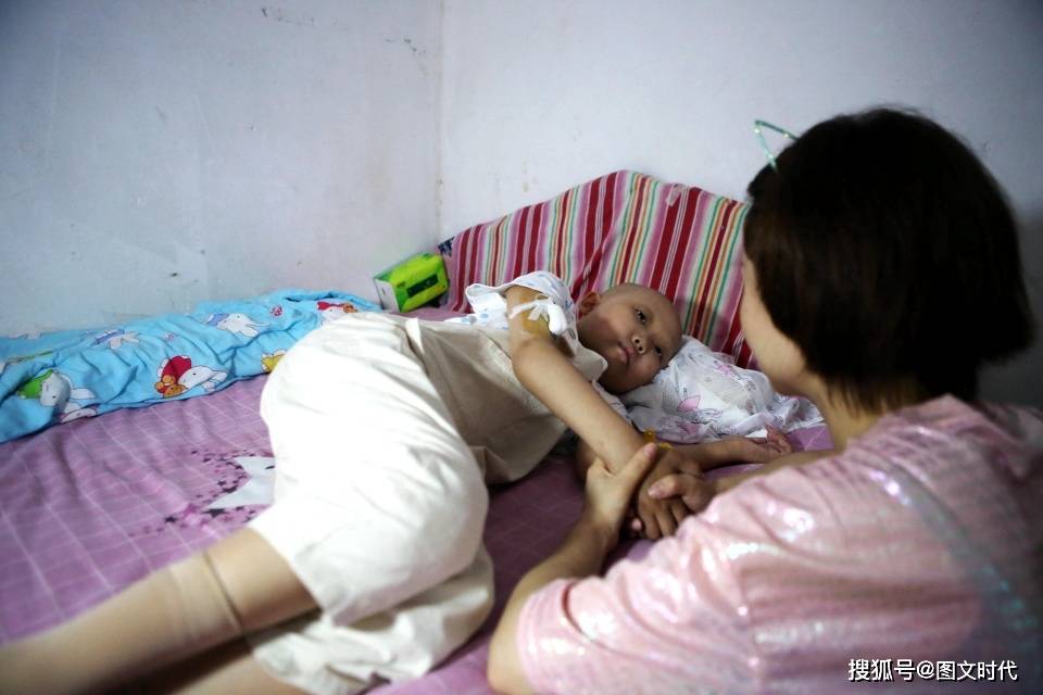 欠费|她含泪求妈妈放弃,母女俩抱头痛哭血癌女童因欠费17万被迫出院