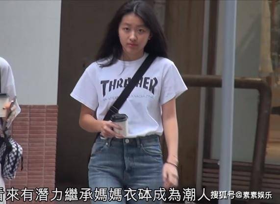 陈奕迅老婆开新店，15岁女儿比徐濠萦漂亮，对镜头十分害羞
