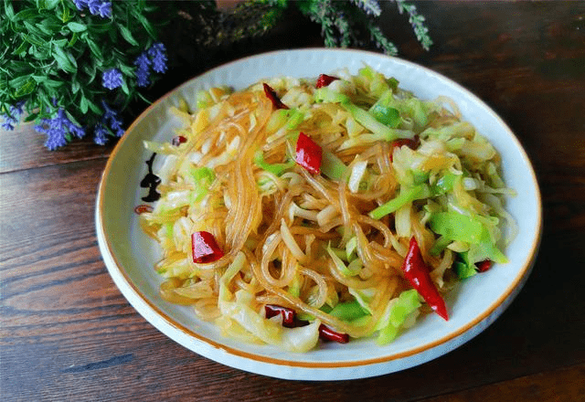 原创和明星黄磊同款晚餐,圆白菜炒粉丝,圆白菜脆嫩,粉条劲道下饭