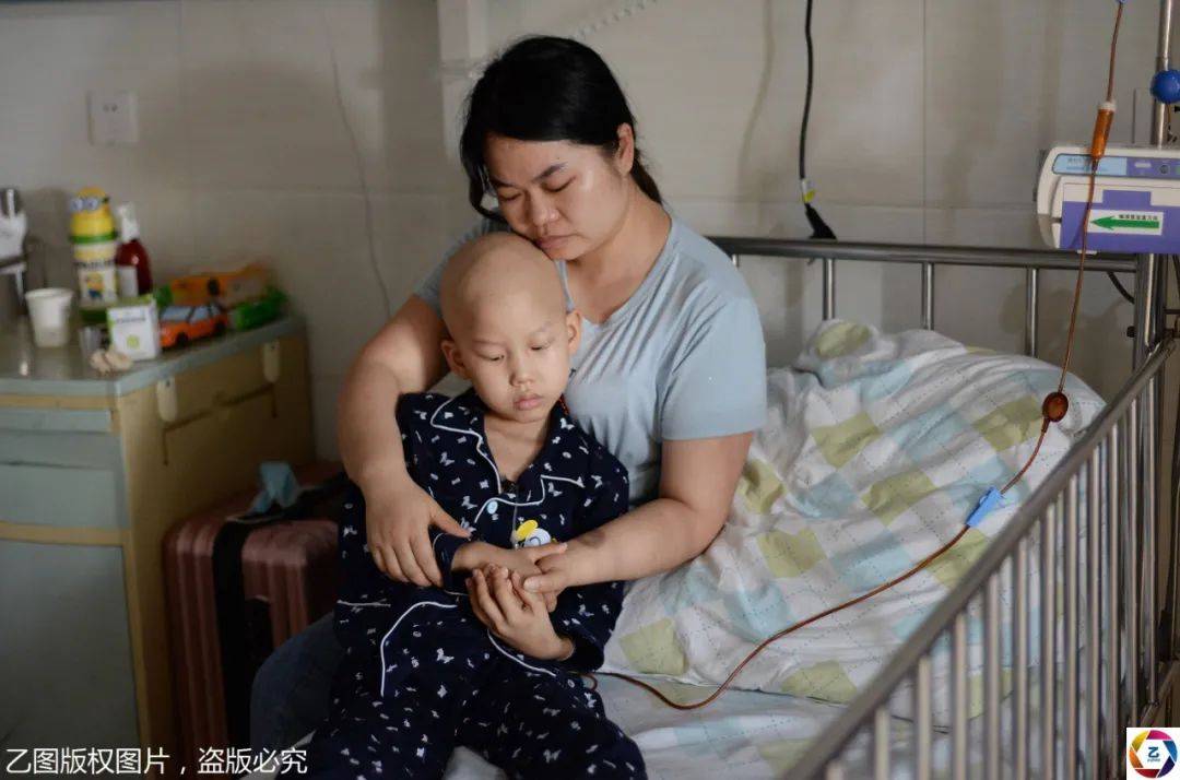 儿子|高温下，男子挥汗如雨扛包爬楼，每天扛数吨货却难救儿子的命?