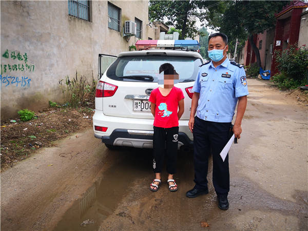 警力|面包车内飘落“救命”纸条，民警紧急排查找到求救者大吃一惊