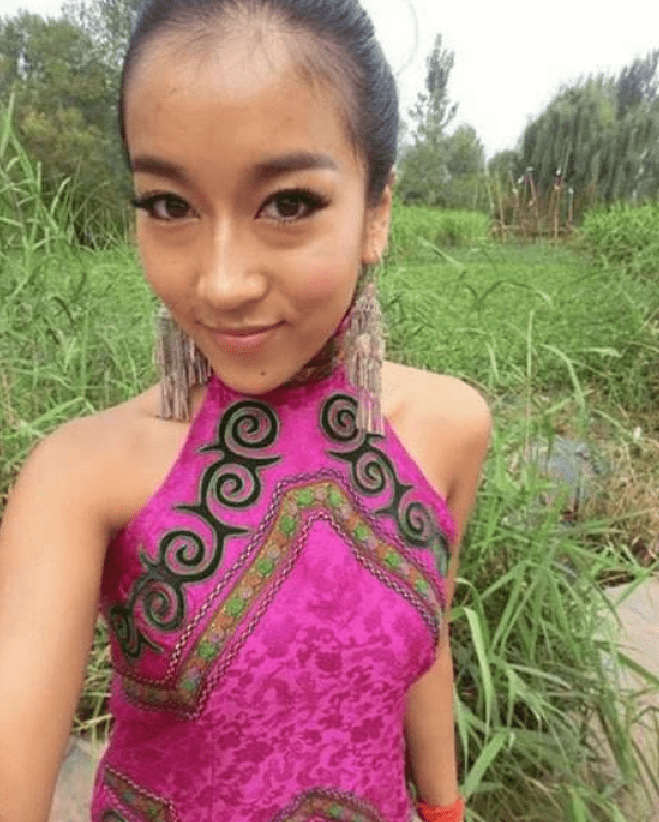 魅力|32岁吉克隽逸高调释放魅力，坐在地上拍照展示细腰美腿，身材太绝