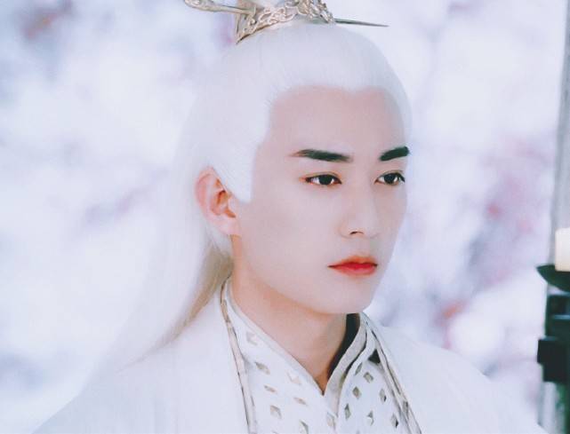 角色|原创终于发现白发，有比东华帝君还要帅的角色了，清新俊逸如画中人