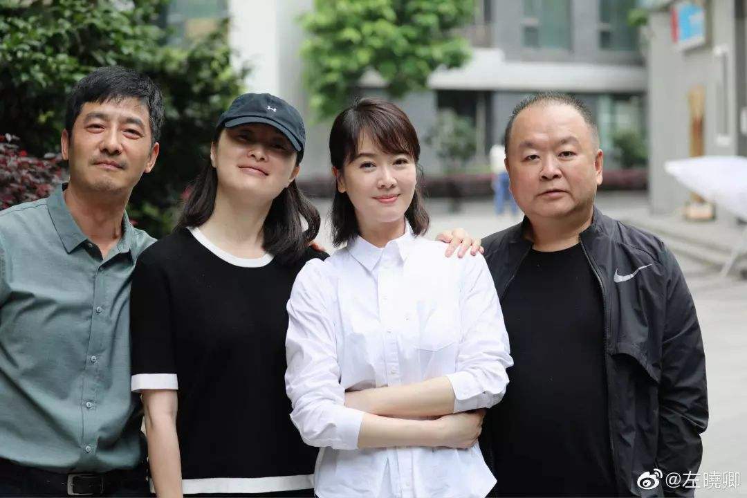 显得|吴越素颜探班，脸上斑点都清晰可见，面对镜头依然自信！
