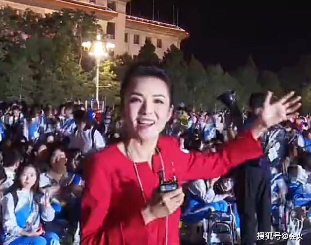 地方台|原创49岁管彤老态初显,大合照站位比地方台主持还靠后,脸都看不清!