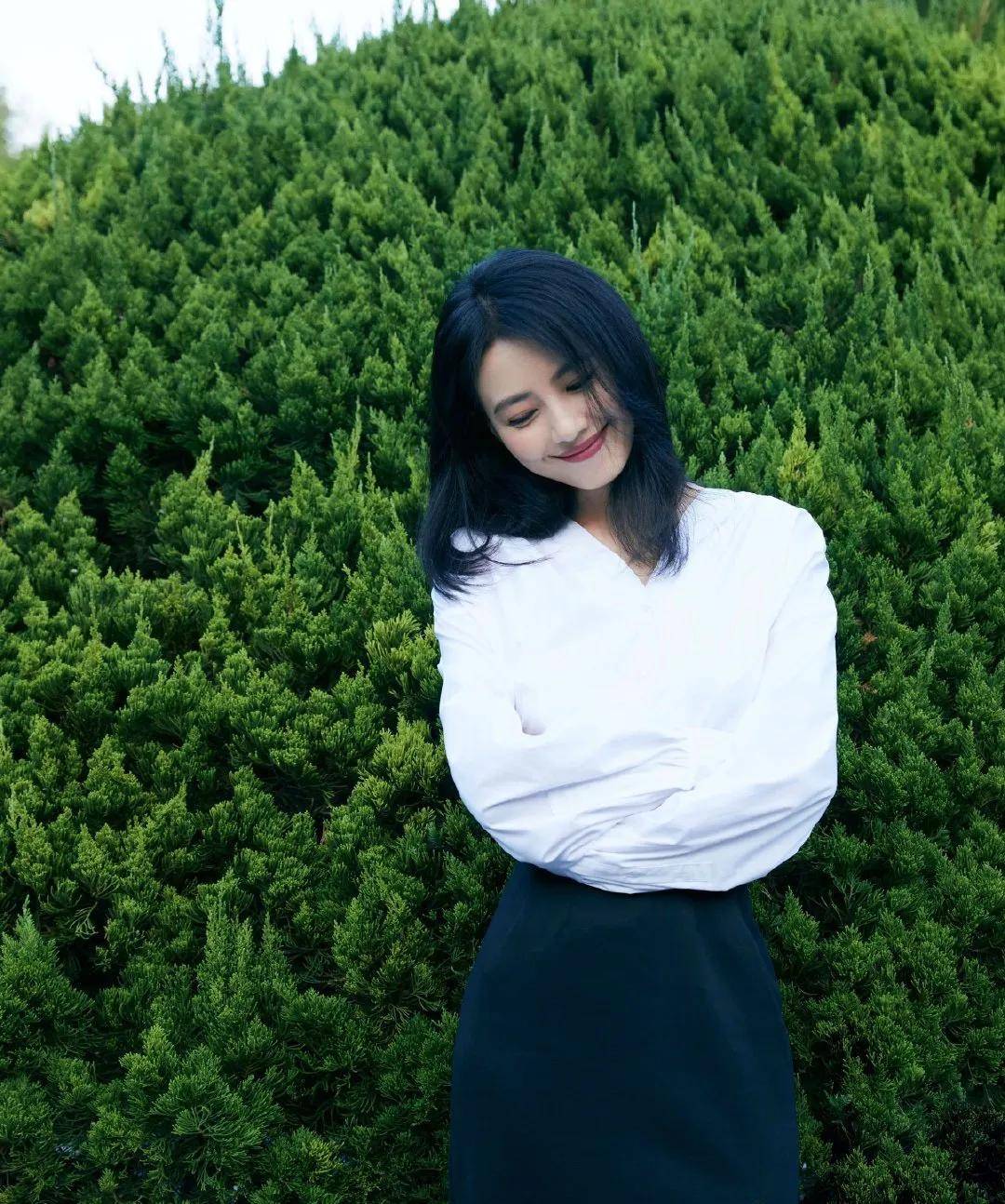 白衣|高圆圆不愧是“国民女神”，白衣黑裙尽显优雅气质，简直梦中情人