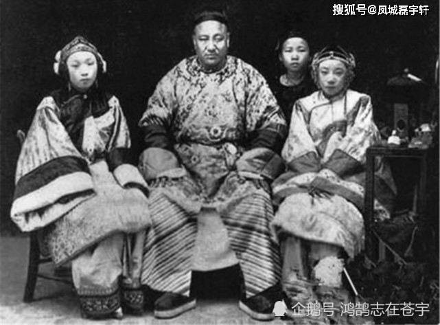 故事传记|清末老照片，一家六口在废墟中吃饭，最后一张是官员养尊处优的真实写照，