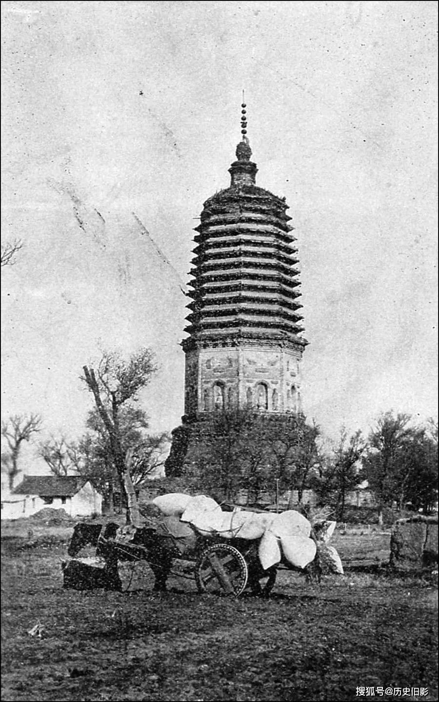 1908年辽宁各城市建筑老照片,辽阳白塔与孔子庙
