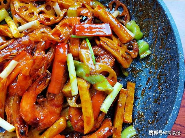 香辣|香辣开胃又下饭，一次20只不够吃大虾别再水煮了！教你新做法