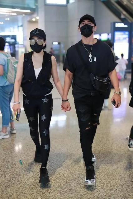 钟丽缇|钟丽缇气质好，穿黑色连体裤显霸气，与小12岁老公站一起像同龄