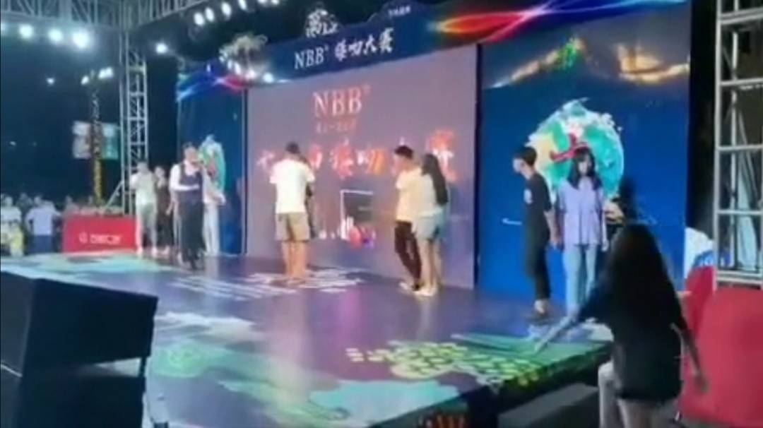 桂林接吻大赛现场，两名女子轮流上台手撕同一